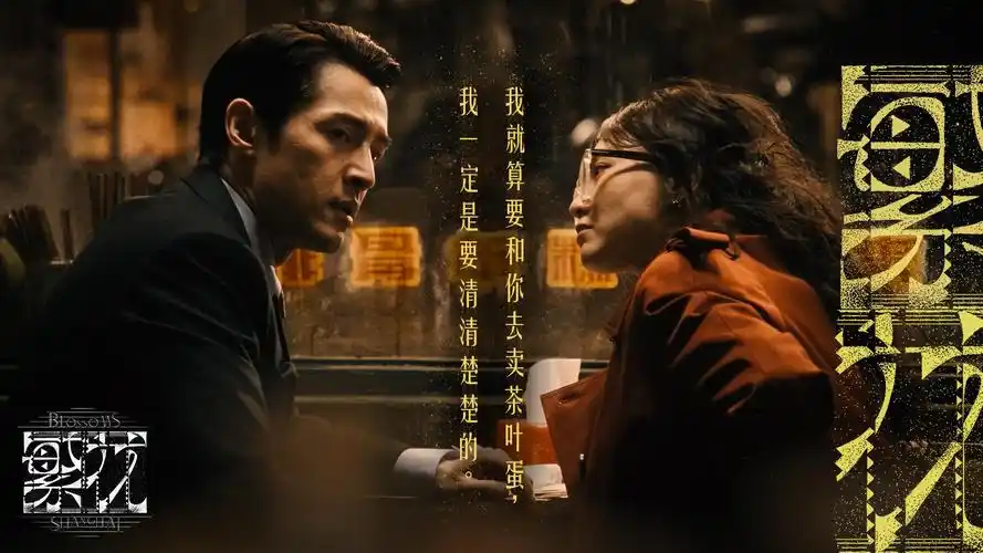 沙漠公路旁的午夜场路牌与放映档期示意
